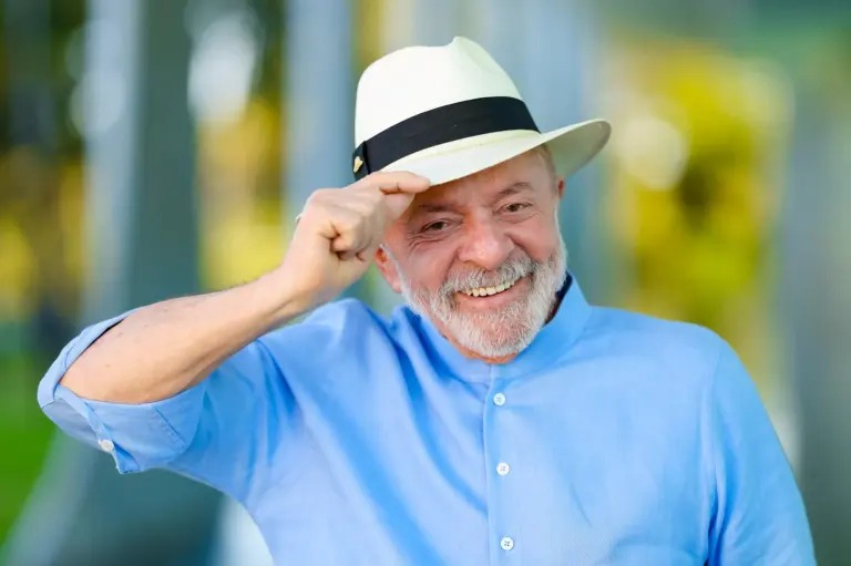 Lula tem 40% no 1� turno e vence Fl�vio Bolsonaro por 47% a 44% no 2�, aponta BTG/Nexus