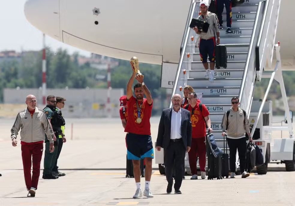 Espanha chega a Madri com ta�a da Copa e ter� dia de festa pelas ruas da cidade