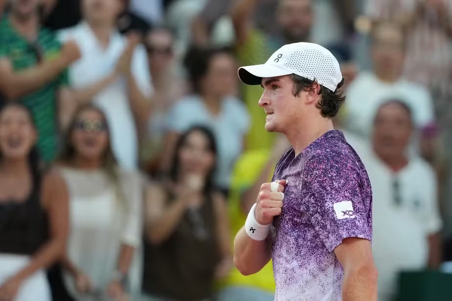 Fonseca vira sobre Djokovic ap�s quase 5h e vai �s oitavas em Roland Garros