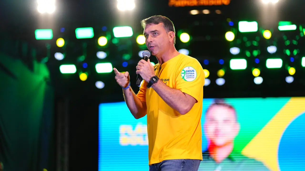 Fl�vio Bolsonaro anuncia nova troca de marqueteiro na campanha; veja quem assume