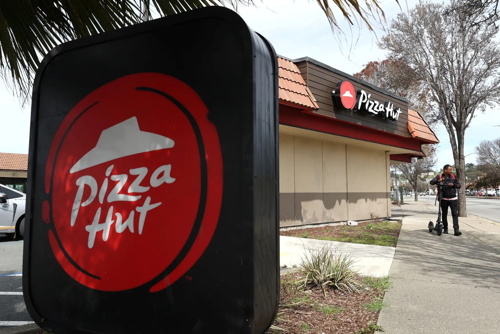 Em dificuldades, rede Pizza Hut é vendida por R$ 13,7 bilhões