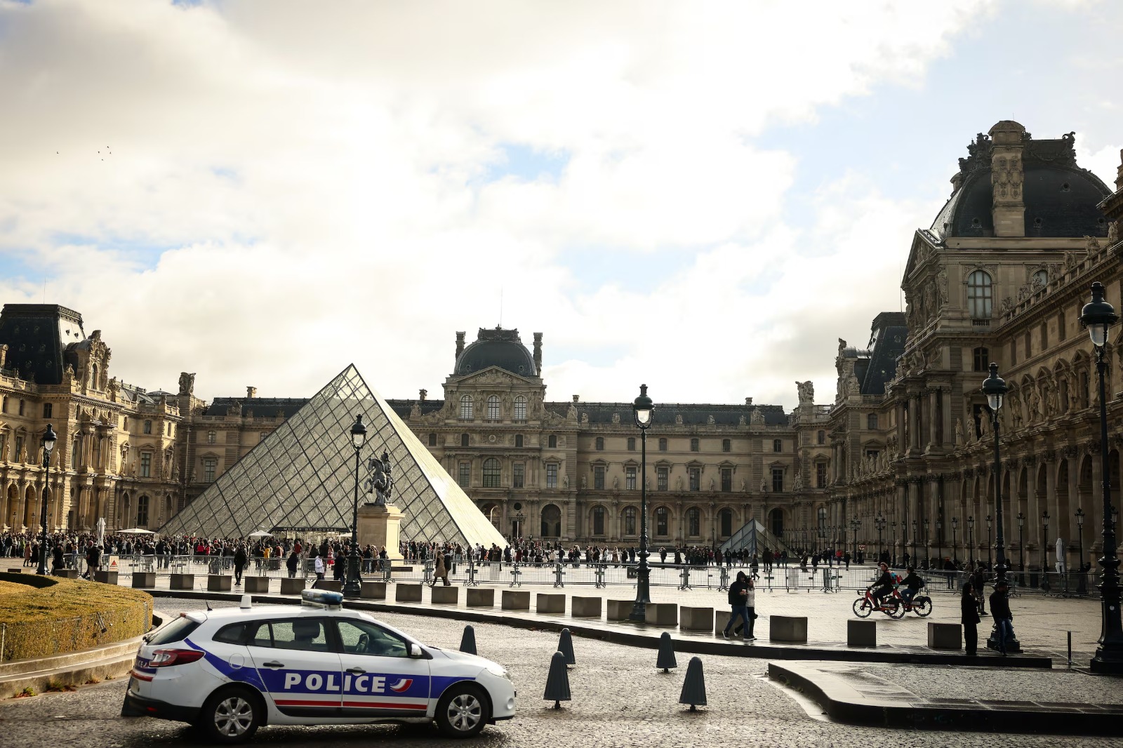 Cinco novos detidos na Fran�a por roubo no Museu do Louvre