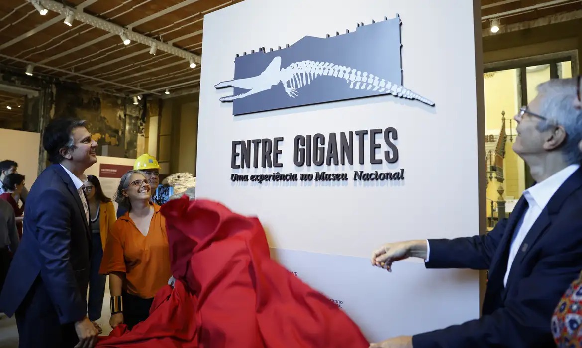 Museu Nacional do Rio reabre para exposi��o sete anos ap�s inc�ndio