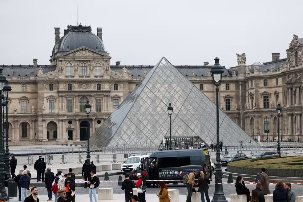 Guindaste, motosserra, fuga em scooter: os detalhes do roubo de joias no Louvre, segundo a pol�cia