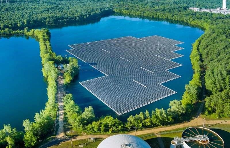 Usina solar flutuante entra em opera��o no interior de Minas Gerais